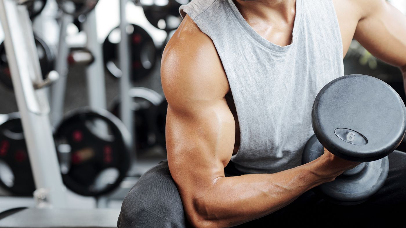 Bajar pesas tiene más beneficios musculares que levantarlas, dice la ciencia