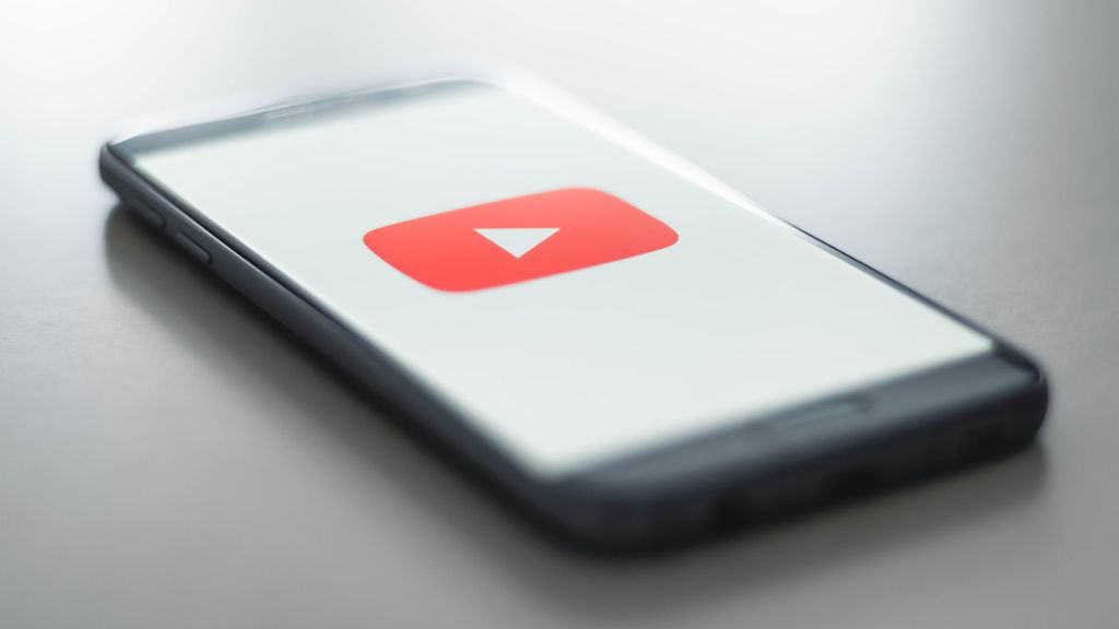 O selo de verificado do YouTube tem como principal objetivo atestar a autenticidade das contas na plataforma (Imagem: Christian Wiediger/Unsplash)