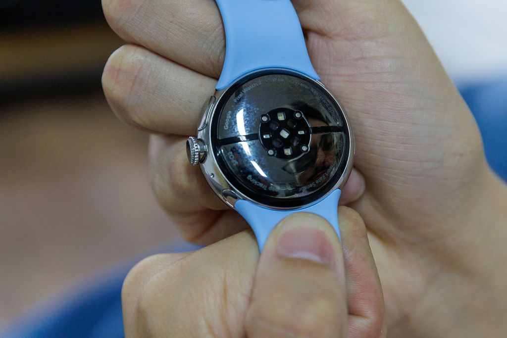 Pixel Watch tem um novo carregador proprietário e não tem carregamento sem fio (Imagem: Ivo Meneghel Jr/Canaltech)