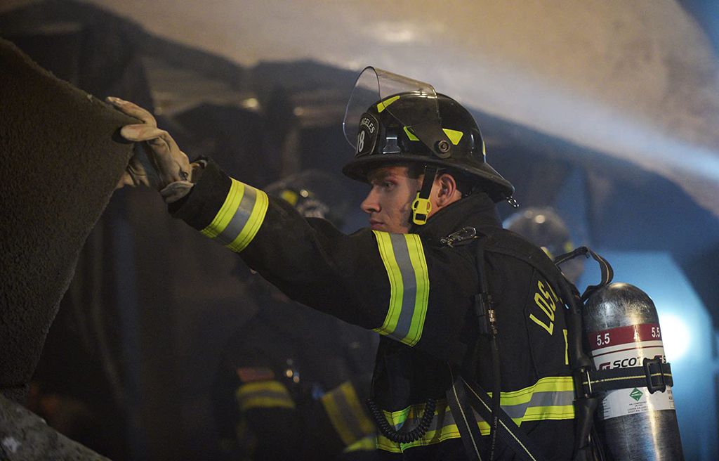 Oliver Stark interpreta o bombeiro Evan Buckley em 