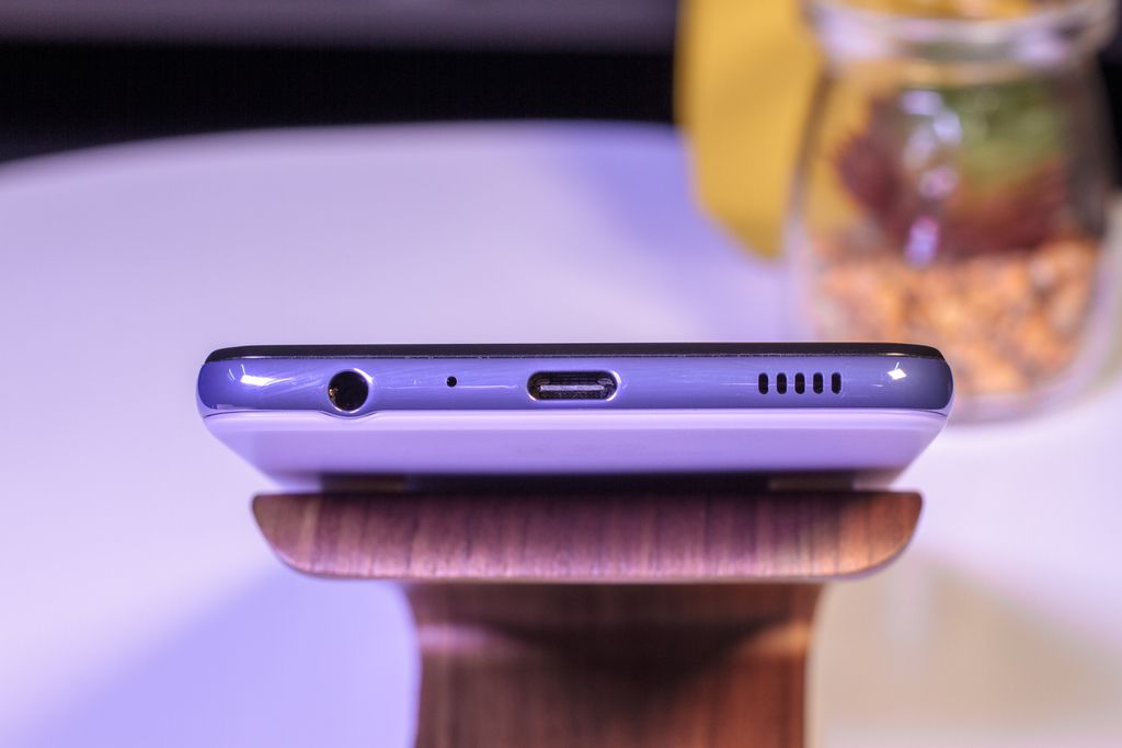 Conectores P2 e USB-C estão na parte inferior do Galaxy A52 (Imagem: Ivo/Canaltech)