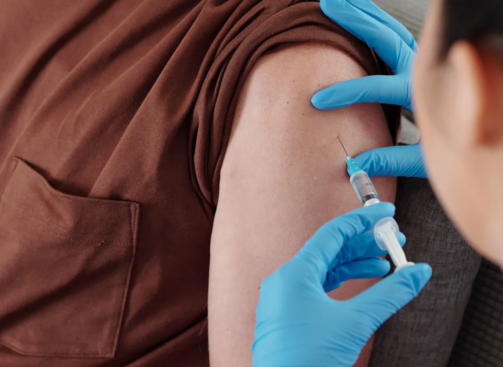 Vacinação reduziu o número de casos graves da covid-19, o que impacto nos testes por novos remédios (Imagem: DragonImages/Envato)