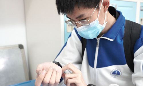 Com reabertura de escolas, jovens terão temperatura corporal monitorada por pulseira inteligente (Foto: Lin Luwen/GT)