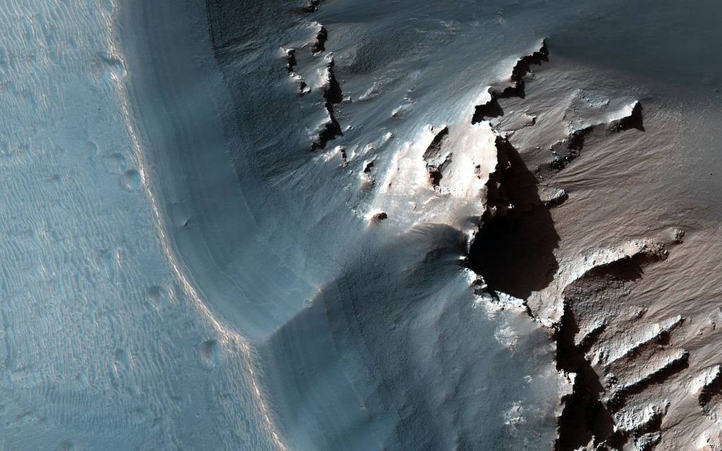 Região de Noctis Labyrinthus, em Marte, com depósito de jarosita nas áreas mais claras (Imagem: Reprodução/NASA)