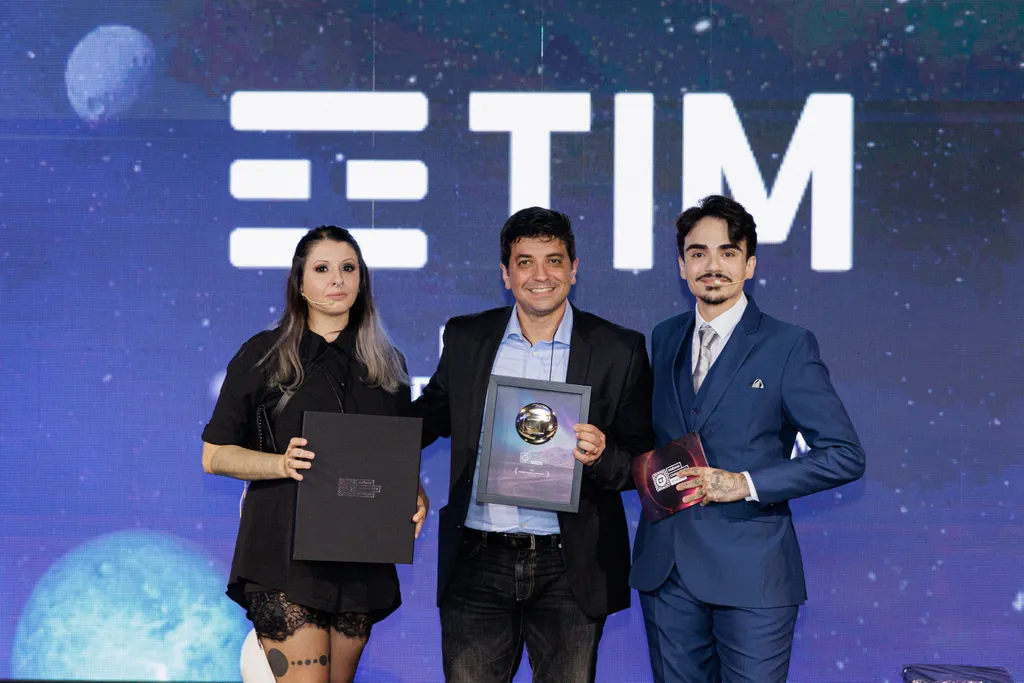 Representante da TIM recebendo o título do 6º Prêmio Canaltech (Imagem: Reprodução/Canaltech)