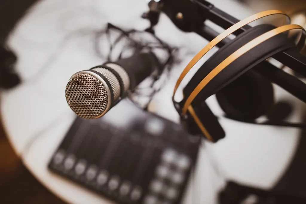 Os podcasts são como programas de rádio, porém pensados para ser ouvidos em qualquer momento e distribuídos pela web (Imagem: Jonathan Farber/Unsplash)