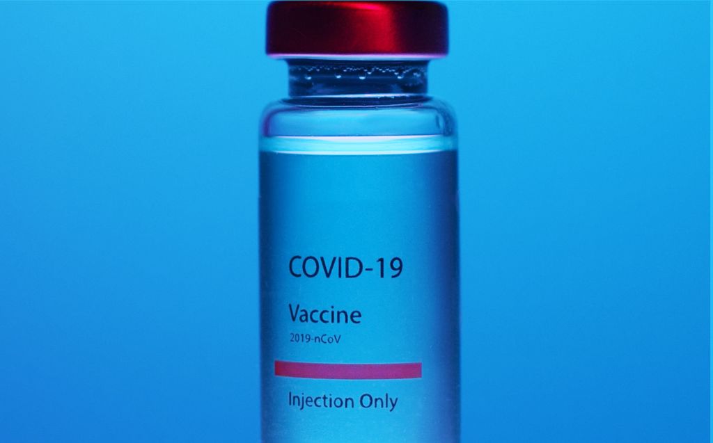 Reino Unido alerta para possibilidade da imunidade adquirida não funcionar contra novas variantes do coronavírus (Imagem: Reprodução/ Artem Podrez/ Pexels)