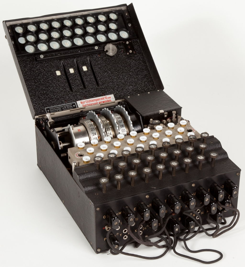 A máquina Enigma, usada na Segunda Guerra Mundial — note as conexões para substituição das letras, chave esta que ainda era embaralhada pelo rotor à frente do teclado a cada toque (Imagem: Alessandro Nassiri/CC-BY-S.A-4.0)