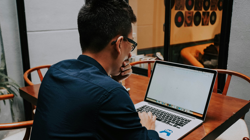 pessoa usando computador