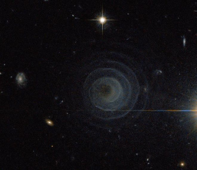 Nas primeiras etapas da nebulosa pré-planetária, o hidrogênio é expelido de forma circular (Imagem: Reprodução/ESA/NASA & R. SAHAI/Starts with a Bang)