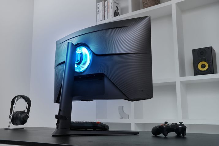 Samsung Odyssey Neo G8 com tampa traseira preta