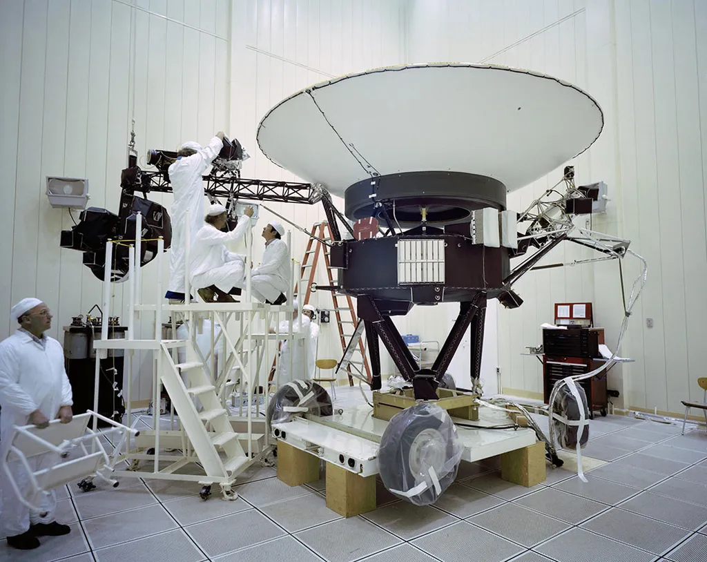 Engenheiros preparando a Voyager 2 antes do lançamento (Imagem: Reprodução/NASA/JPL-Caltech)