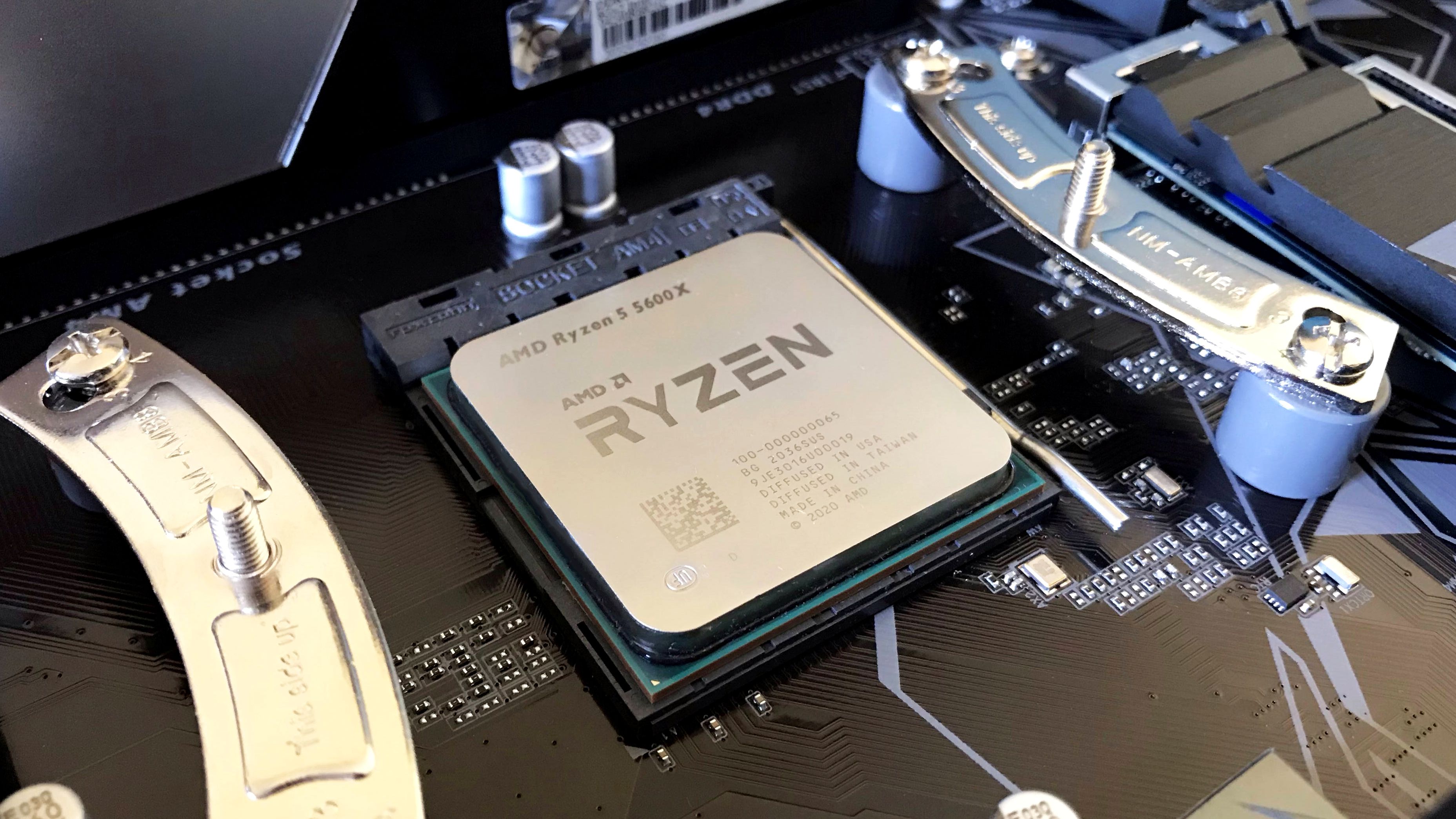 Com 6 núcleos e 12 threads, o Ryzen 5 5600X é o modelo de entrada da família, operando a clock base de 3,7 GHz e boost de 4,6 GHz