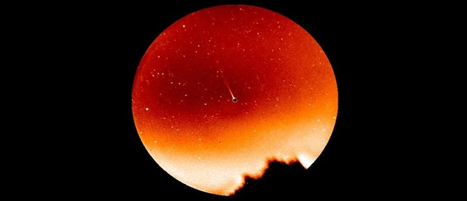 Mercúrio é visto com uma pequena cauda (Imagem: Reprodução/Jeff Baumgartner/Boston University)