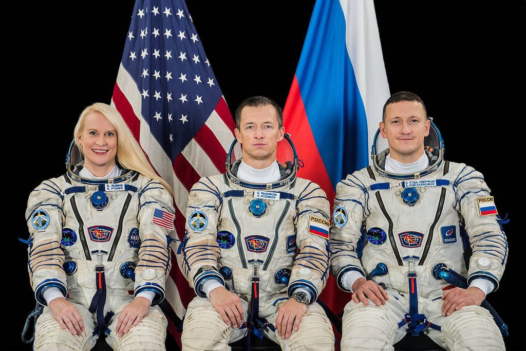 Da esquerda para a direita, Kate Rubins, Sergey Ryzhikov e Sergey Kud-Sverchkov (Imagem: Reprodução/NASA)