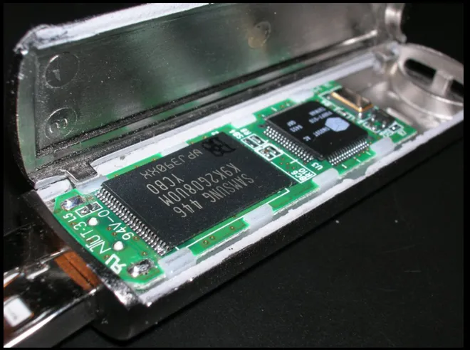 Chips de memória flash revolucionaram a forma de armazenar dados (Imagem: Reprodução/Nrbelex)