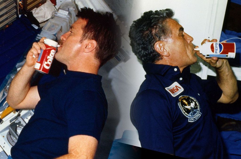 Os astronautas Tony England (esquerda ) e Karl Henize (direita) provam os refrigerantes (Foto: NASA/collectSPACE.com)