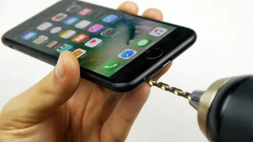 Uma onda de noobs está estragando seus iPhones 7 com uma furadeira