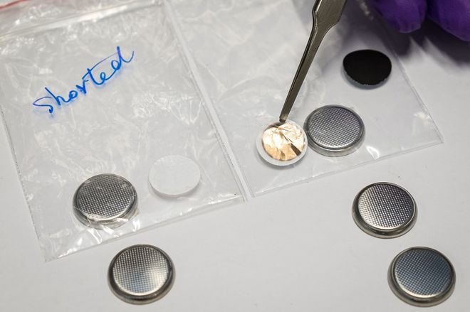 Camada anti-curto colocada nas baterias de íons de lítio (Imagem: Reprodução/NTU)