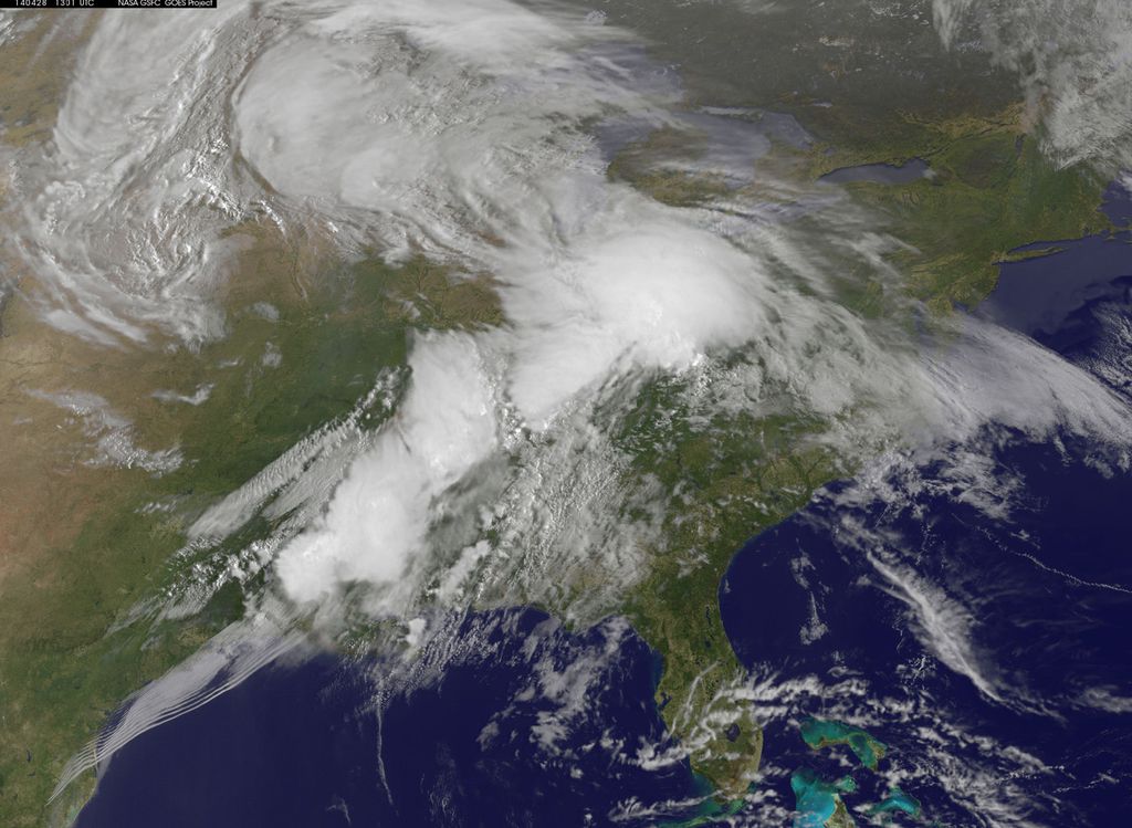 Visto do espaço, um tornado não apresenta um olho, uma das principais estruturas de um furacão, apenas a nuvem logo acima do sistema (Imagem: Reprodução/NASA/NOAA)