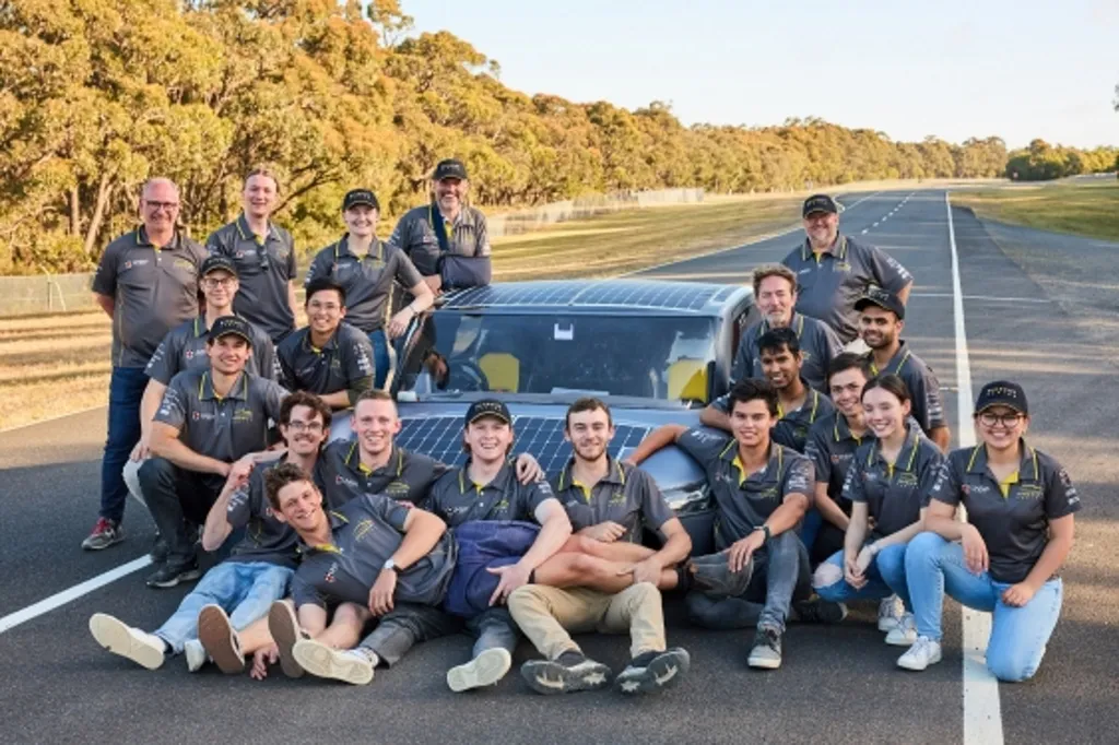 Estudantes e pilotos responsáveis pela entrada do carro no Guinness Book (Imagem: Richard Freeman/Divulgação, UNSW)