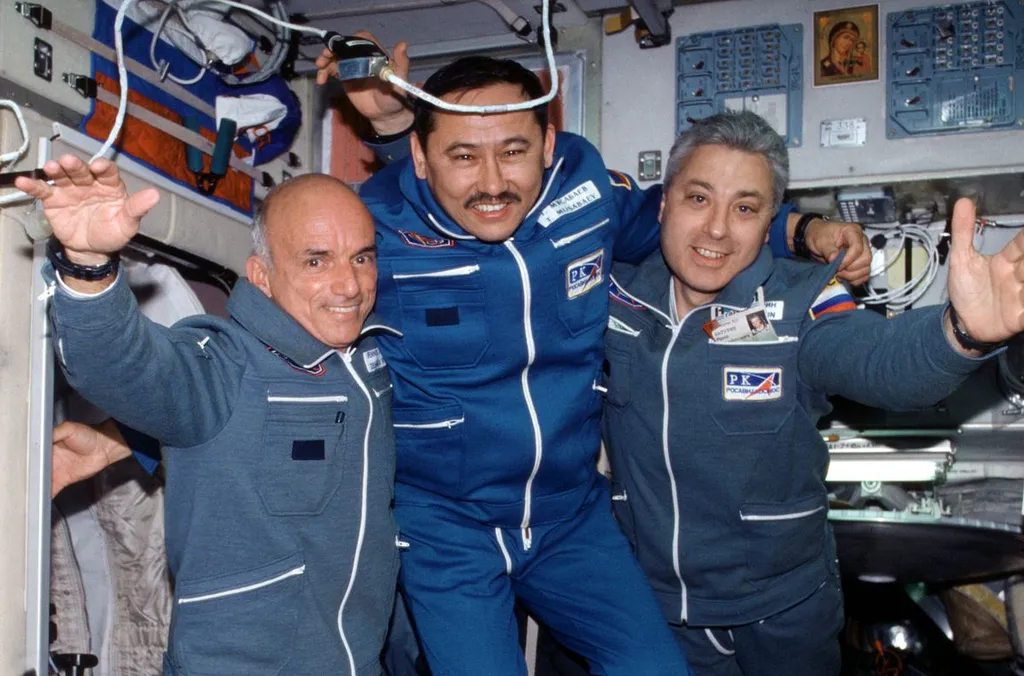 Da esquerda para a direita, Dennis Tito, Talgat Musabayev e Yury Baturin (Imagem: Reprodução/NASA)