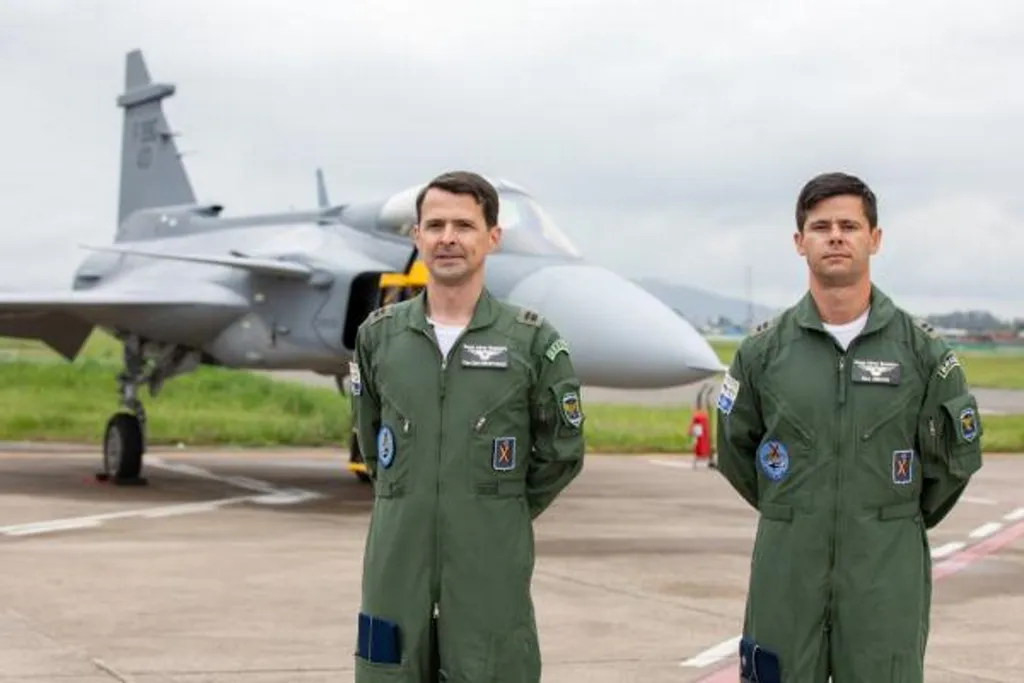 Cristiano de Oliveira Peres e Abdon de Rezende Vasconcelos: pilotos brasileiros do F-39 Gripen (Imagem: Divulgação/FAB)
