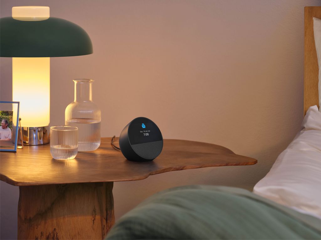 Echo Spot tem tela e alto-falante na parte frontal (Imagem: Amazon/Divulgação)