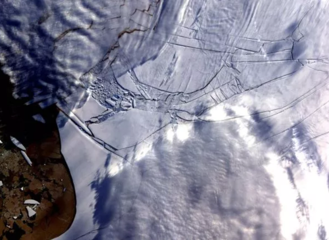 Fraturas na plataforma de gelo na costa oeste da península Antártica (Imagem: Reprodução/NASA/GSFC/METI/ERSDAC/JAROS)