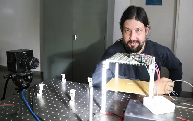 Protótipo do sistema de levitação acústica desenvolvido pelo professor Marco Aurélio Andrade (Imagem: Cecília Bastos/USP Imagens)