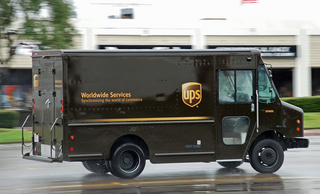 Os testes da UPS envolvem a entrega de equipamentos comerciais de baixa demanda, e os caminhões transitam cerca de 230 quilômetros de distância, com engenheiro e motorista dentro do veículo para assumirem em caso de imprevistos
