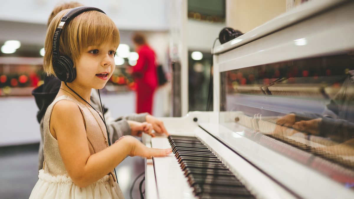 A Criança Aprende A Tocar Piano Com Um Smartphone, Aula De Música