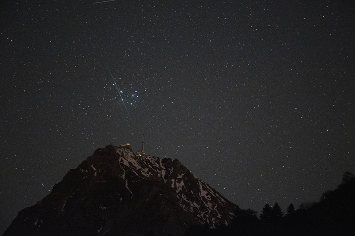 Meteoros e aglomerado estelar das Plêiades