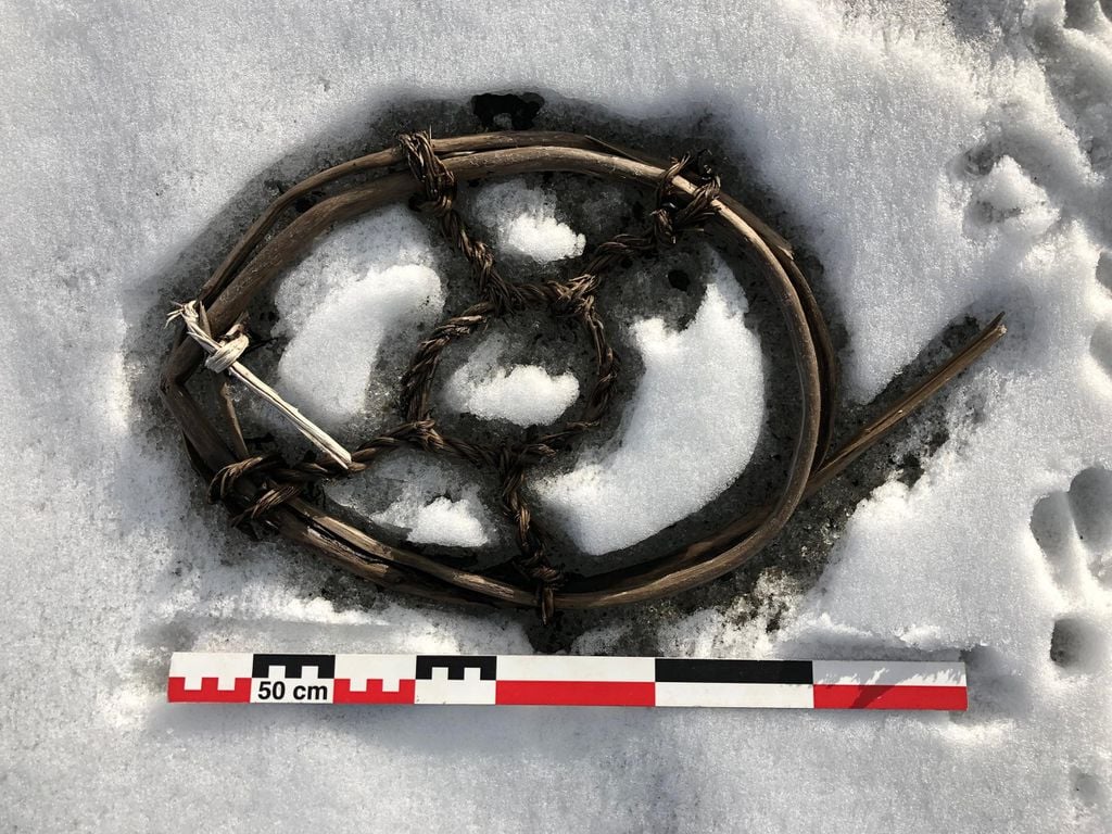 Uma ferradura de neve para cavalos, encontrada no gelo de Lendbreen pelos pesquisadores (Imagem: Glacier Archaeology Program)