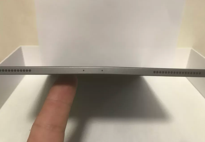 Apple reconhece que alguns modelos do iPad Pro estão entortando no chassis, mas não chama o problema de "defeito" (Imagem: Reprodução/Macrumors)