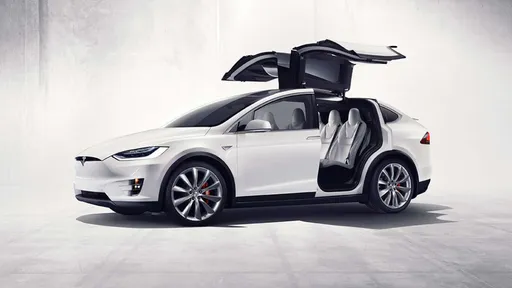 Model X da Tesla recebe 5 estrelas em testes de colisão; assista