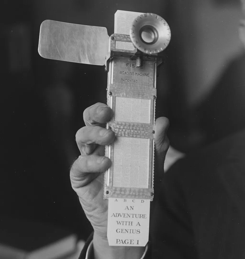 Máquina de Fiske traz textos em miniatura e lupa para leitura (Imagem: Library of Congress)