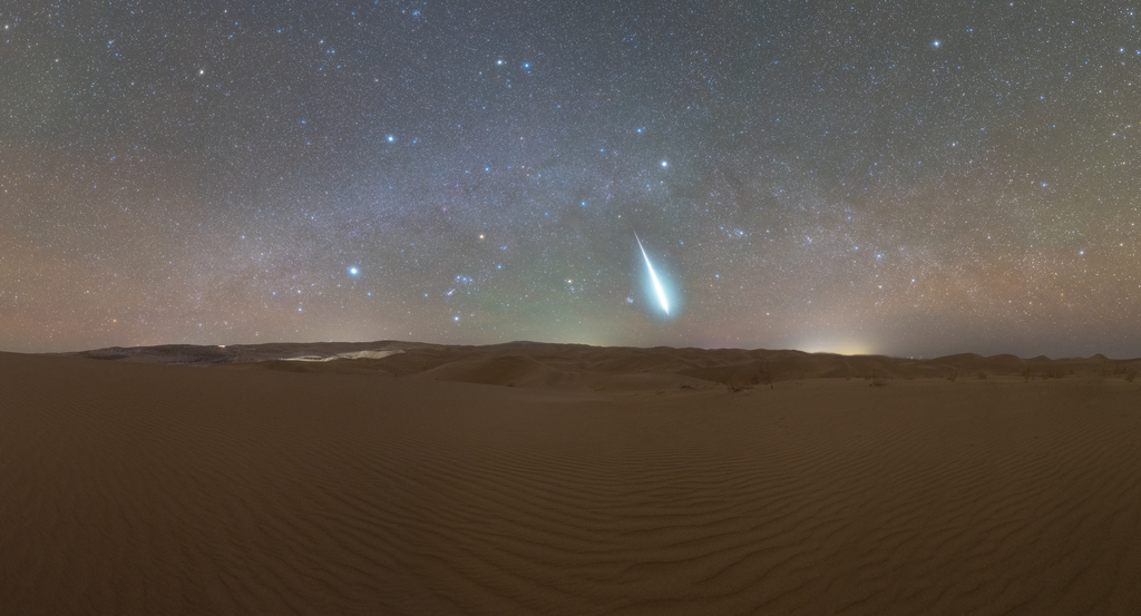 Registro de um meteoro das Geminídeas brilhando no céu do deserto de Tengger, na China (Imagem: Reprodução/Alvin Wu)