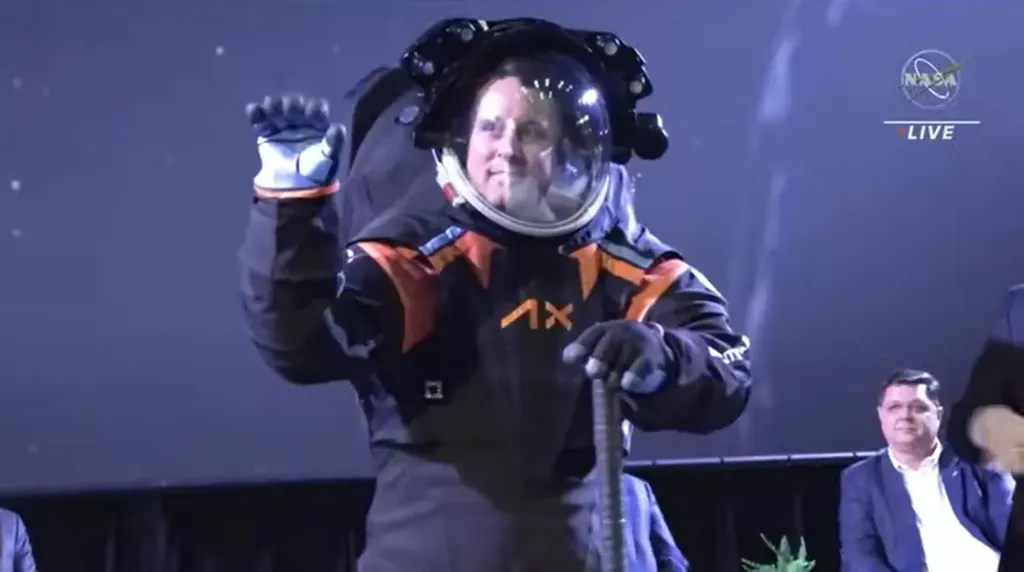 Demonstração do protótio do traje espacial da Axiom Space (Imagem: Reprodução/NASA TV)