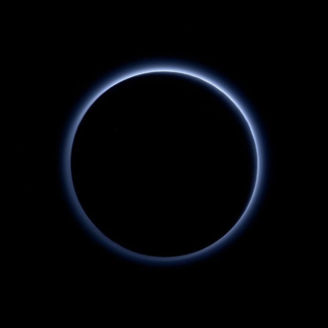 A distância, a neblina de Plutão se assemelha a um belo céu azul (Imagem: Reprodução/NASA/JHUAPL/Southwest Research Institute)