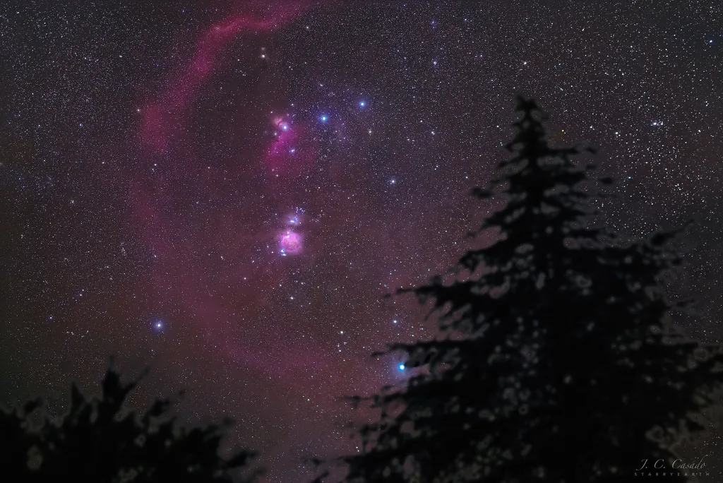 As estrelas do Cinturão de Órion, popularmente conhecidas como “Três Marias”, se destacam (Imagem: Reprodução/Juan Carlos Casado (Starry Earth, TWAN))