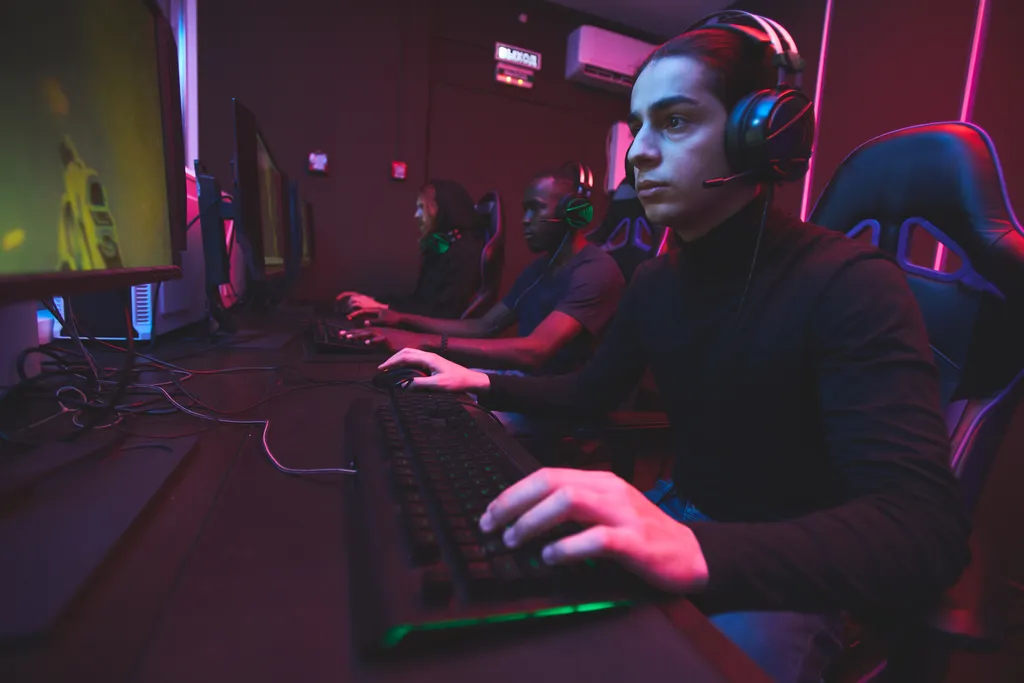 O eSports engloba qualquer jogo competitivo. (Imagem: seventyfourimages/Envato)