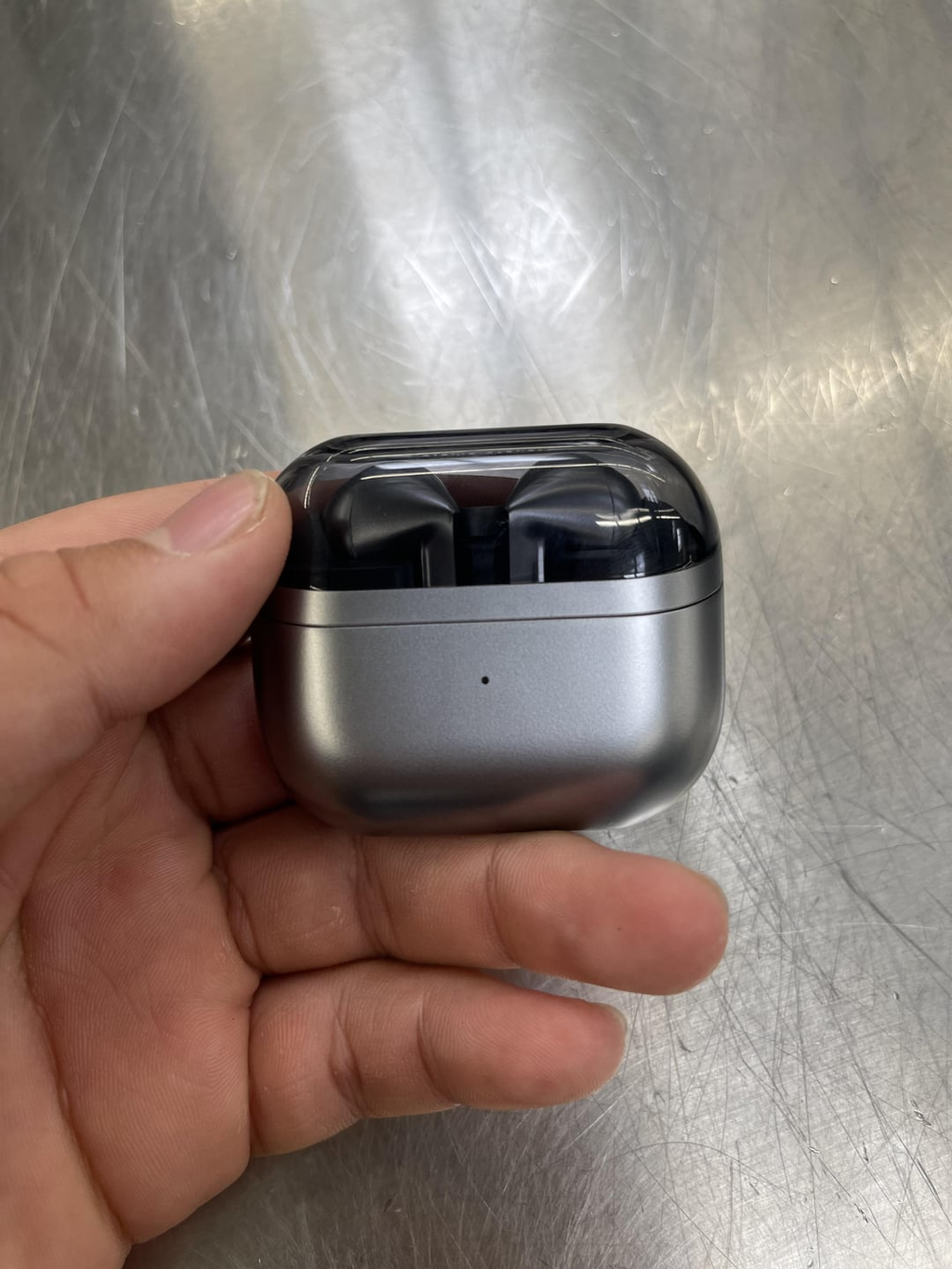 Galaxy Buds 3 Pro terão capa protetora com tampa semitransparente (Imagem: Reddit/Plastic_Development1)