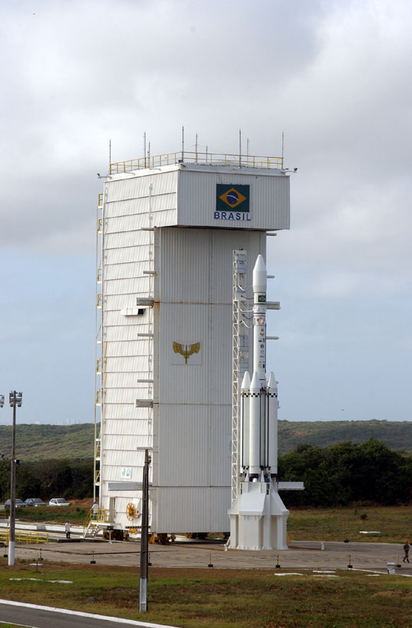O VLS-1 na plataforma móvel de lançamentos, no Centro de Lançamento de Alcântara (Imagem: Reprodução/IAE/FAB)