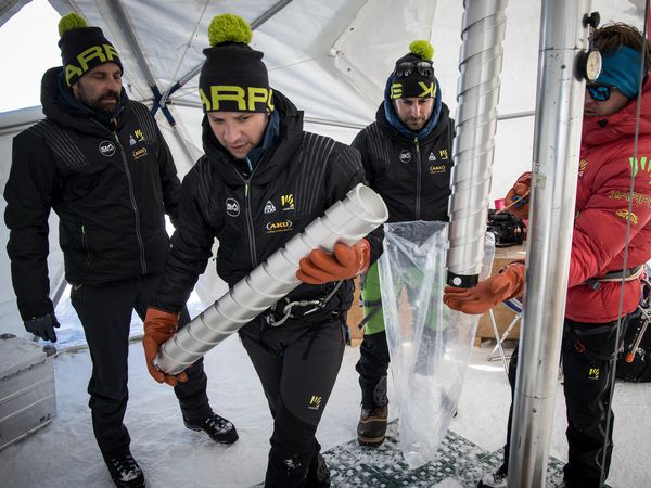 Na última seção de extração, a equipe coletou um núcleo de gelo com mais de 80 m de profundidade (Imagem: Reprodução/Riccardo Selvatico/CNR/Ca' Foscari University of Venice)