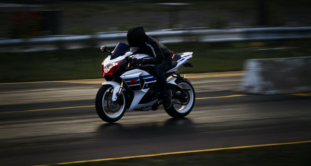 Quem usa a moto nas pistas deve usar pneus tipo race (Imagem: William Daigneault/Unsplash/CC)