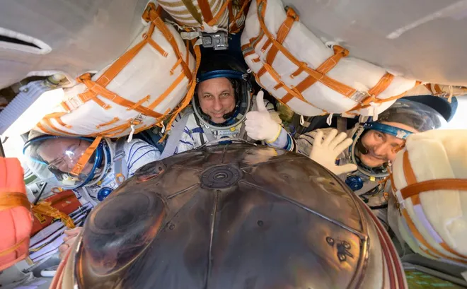 Da esquerda para a direita, o astronauta Mark Vande Hei e os cosmonautas Anton Shkaplerov e Pyotr Dubrov(Imagem: Reprodução/NASA/Bill Ingalls)