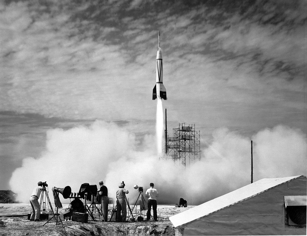 Lançamento do Bumper 2, um foguete experimental de dois estágios, testado na década de 1950 (Imagem: Reprodução/NASA)