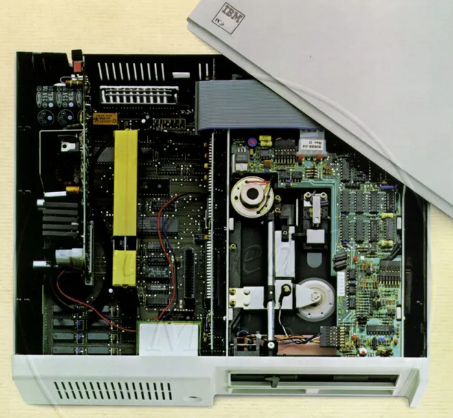 O PC tinha boas possibilidades de atualização, mas os componentes eram caros e difíceis de instalar (Imagem: Reprodução/IBM)