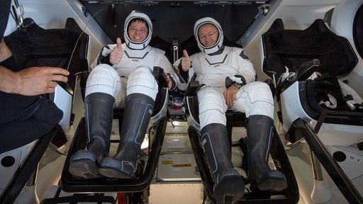Astronautas da NASA voltam sãos e salvos à Terra a bordo de nave da SpaceX